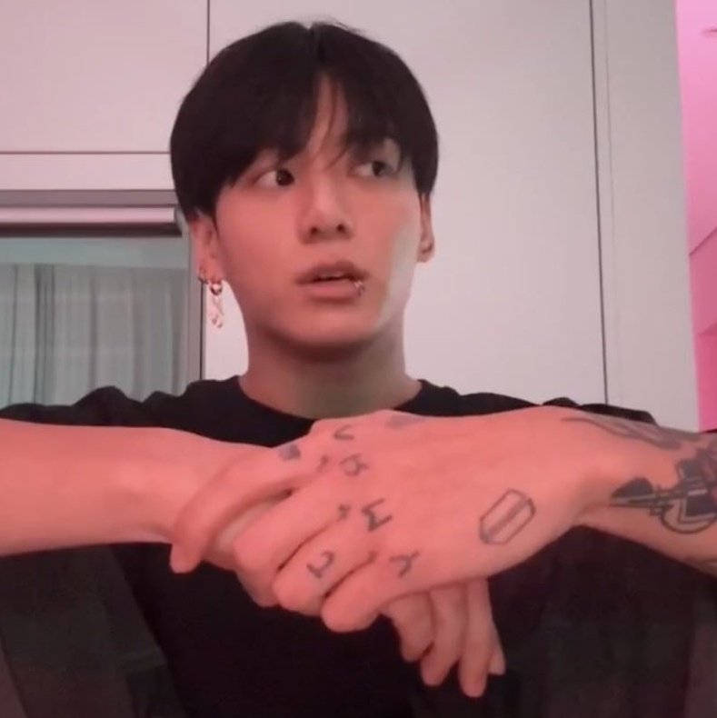 jeonsvicio's tweet photo. momentos da live do jungkook
que alugaram um triplex na minha cabeça; a thread https://t.co/MSLOvJMSXu