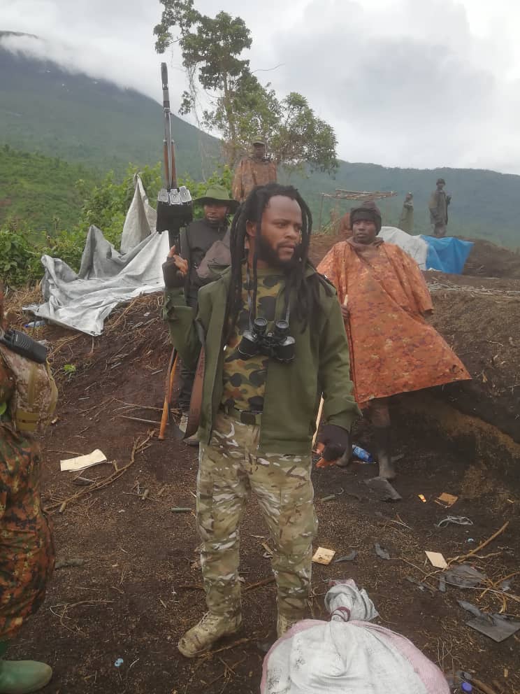 barhahiga20171's tweet photo. #RDC Un artiste musicien populaire de #Butembo, FB #Fabba, s'engage désormais dans la résistance patriotique. Il vient de rejoindre le front pour la défense de la patrie aux côtés des #Wazalendo qui combattent les #M23. https://t.co/vSxlgsUU3y
