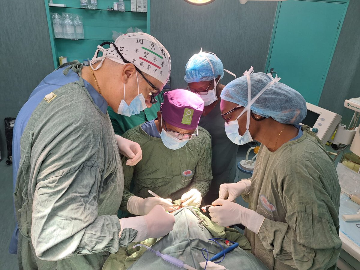 Estamos en Mozambique formando al equipo docente del Máster en Oftalmología que creamos para la Facultad de Medicina de Maputo: aquí interviniendo a una niña de 8 años, siguiendo las indicaciones del Dr. Alomar de OCULARIS. @santakoigers  @terrassasolidaria <a href="/ajuntamentvng/">Vilanova i la Geltrú</a>