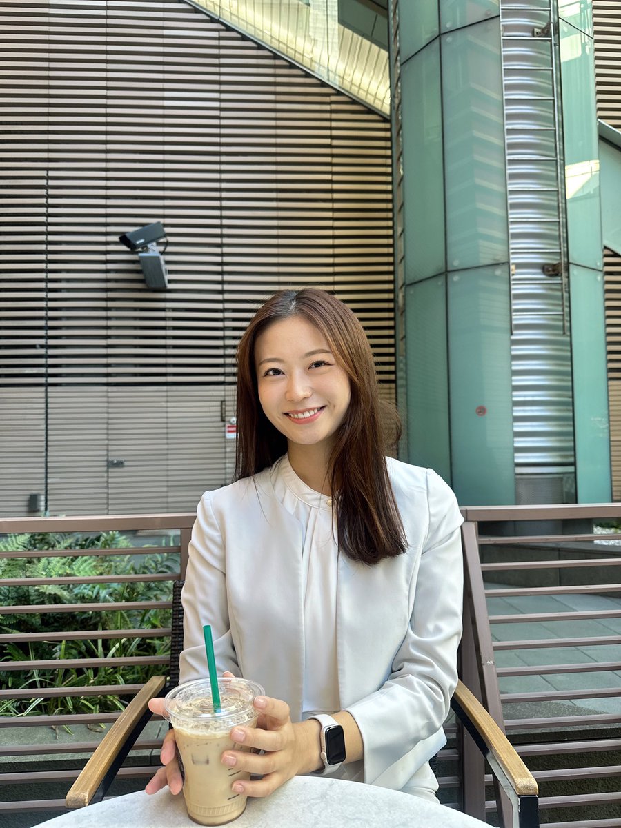 お仕事おわりに☕️☺️ 最近カラースーツをよく着ています。 白スーツ