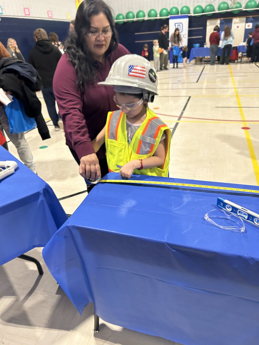 IowaTrades's tweet photo. The Central Iowa Building Trades have been busy! We were so happy to visit with Findley Elementary families last night with @ByDegreesDSM. This Family Night is a great community resource!β‘οΈπ οΈ π
#iowaskilledtrades #iowaconstruction #IowaWorkforce @DMschools https://t.co/orRlmagiVK