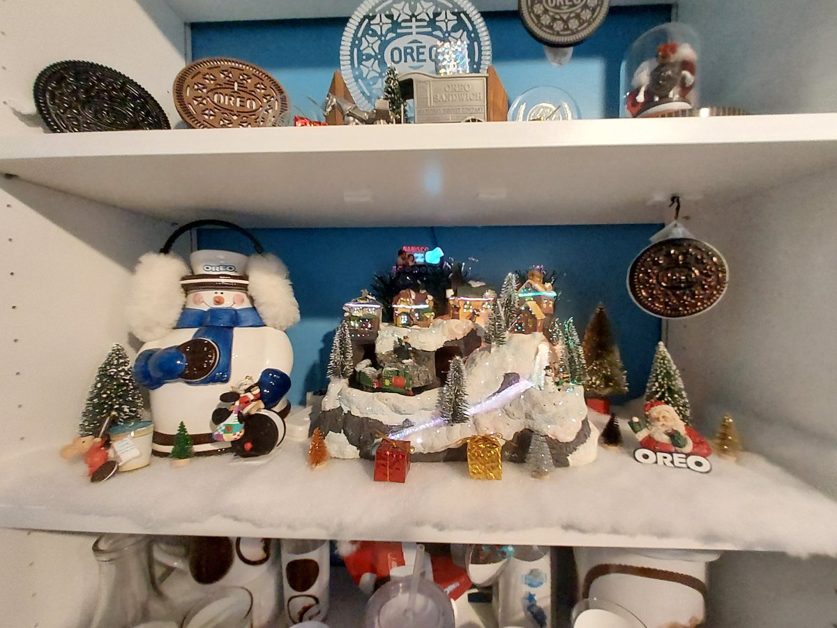 TheOREOKing's tweet photo. My home office is ready for the holidays! 
@OREO
#HolidayOREOAllowance #OREOSweepstakes https://t.co/nIPiaxTPkZ