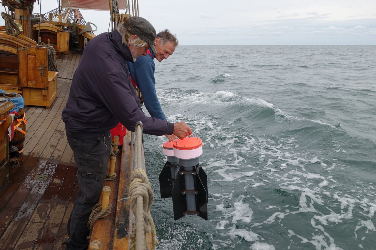 Oliver Zielinski @ozielinski.bsky.social (@zielinski_oz) on Twitter photo Mitte Juli hatte @ArvedFuchs diesen Drifter in der Nordsee ausgesetzt. Der Wind hat ihn nach Osten getrieben, die Strömung ihn in den #Skagerrak transportiert und nach ein paar Drehungen geht es nun nach Norden, entlang der Küste Norwegens. Gute Reise! <a href="/Ostseeforschung/">Leibniz_IOW</a> <a href="/ICBM_uol/">ICBM_uol | @icbm-uol.bsky.social</a> Mitte Juli hatte @ArvedFuchs diesen Drifter in der Nordsee ausgesetzt. Der Wind hat ihn nach Osten getrieben, die Strömung ihn in den #Skagerrak transportiert und nach ein paar Drehungen geht es nun nach Norden, entlang der Küste Norwegens. Gute Reise! <a href="/Ostseeforschung/">Leibniz_IOW</a> <a href="/ICBM_uol/">ICBM_uol | @icbm-uol.bsky.social</a>