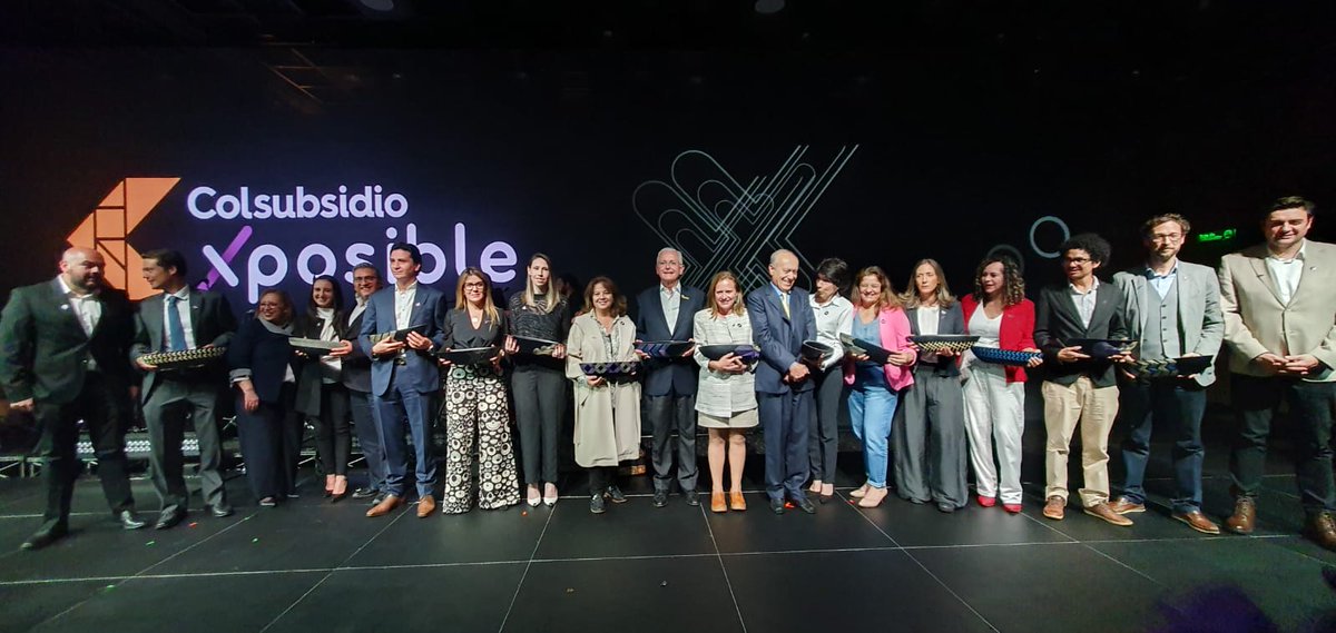 ¡Nos llena de orgullo haber sido reconocidos en los premios #Xposible2023 de @Colsubsidio_Ofi! Nuestro proyecto 'Mujeres Cafeteras, Sembrando Sostenibilidad' fue seleccionado entre 257 propuestas, demostrando nuestro compromiso con el empoderamiento de 403 caficultoras. 

Juntos,