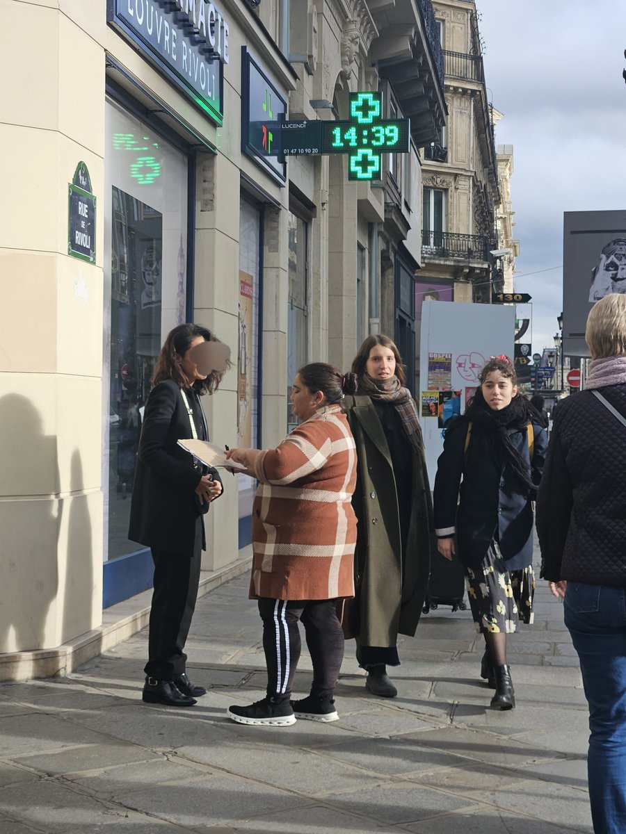 無知な人がまた犯罪者にお金を寄付する。 これだから味をしめるんだ。無知も罪だと思う。

#paris #picpocket #france #パリ #治安