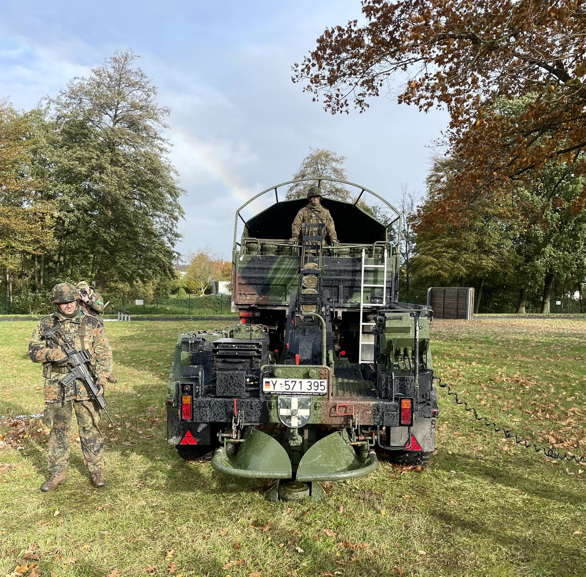 Inspekteur_Heer's tweet photo. „Markenkern“ des 🇩🇪🇬🇧#Pionierbrückenbataillon130 ist die Fähigkeit zum Überwinden breiter Gewässer. Beim heutigen Dienstaufsichtsbesuch in #Minden standen aber die Panzerpioniertypischen Fähigkeiten und insbesondere #Sperren im Schwerpunkt. 
Wichtig für #LVBV
#WIRSINDDASHEER https://t.co/TPDTgKxglT
