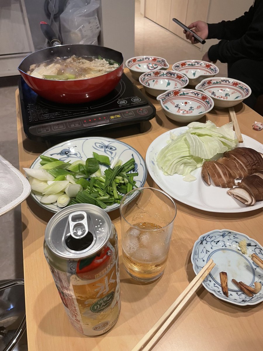 ティーエスケイ株式会社の寮の様子です！
今日は寮のメンバーで鍋会をしました！
みんなで集まって鍋をつつくのは共同生活の団子味ですね！