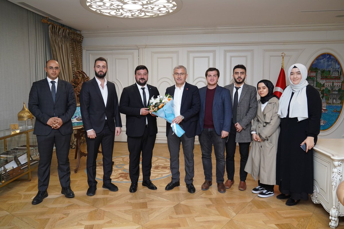 kadircengiz24's tweet photo. TÜGVA Üsküdar olarak ilçe koordinatörlerimiz ile beraber Üsküdar Belediye Başkanımız @hilmiturkmen34 ağabeyimizi ziyaret ettik. Gençliğe yapmış olduğu büyük yatırımlar, vermiş olduğu hizmetler ve destekleri için teşekkür ediyor, şükranlarımı sunuyorum. İyi ki ÜSKÜDAR var! https://t.co/NHDo1xvCXM