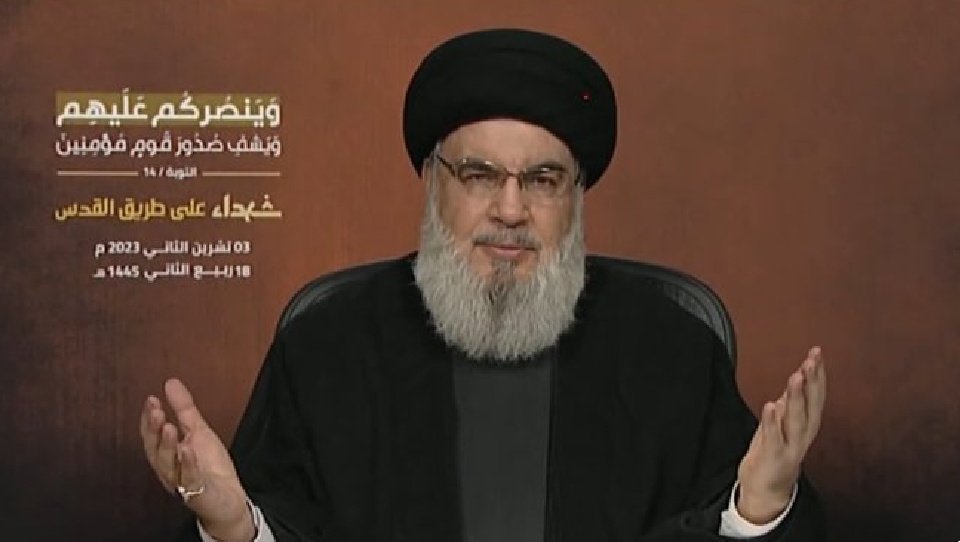 khaledmahmoued1's tweet photo. خطاب حسن نصر الله ,التنظير الفج والجعجة الكلامية
بعد أكثر من 80 دقيقة من التنظير والتأطير والتفسير, ودعوة جميع الدول العربية والاسلامية والعالم لتحمل المسئولية, خرج حسن نصر الله مسئول حزب الله اللبنانى فى خطاب ممل بعد طول انتظار وتشويق سينمائى,ليبلغنا بما نعرفه مسبقا,ولم يقدم أى جديد.
لم يعلن كما كان متوقعا أو مأمولا ,انضمام   حزب الله, عمليا للمقاومة الفلسطينية ضد الاحتلال الاسرائيلى ,لكنه اكتفى بالقول أن"  كل الخيارات والاحتمالات مطروحة ومفتوحة".
وبعدما أكد تلقى حزب الله وايران تحذيرات من احتمال التعرض لهجوم أمريكى,توعد بالتصدى له,وذكر الأمريكان بخسائرهم فى لبنان والعراق وأفغانستان.
ومع أنه اعترف بأن مايجرى على الحدود اللبنانية الاسرائيلية متواضعا ,اكتفى بالقول أنه غير مسبوق منذ عام 1948!!!
 وقال ان مافعله حزب الله حتى الآن نجح فى تخفيف العدوان الاسرائيلى على غزة,على اعتبار أن ثلث جيش الاحتلال متواجد على الحدود  مع لبنان, كما تطرق الى اخلاء بعض المستوطنات الاسرائيلية هناك. 
عرج حسن على الحروب العربية الاسرائيلية, من دون الاشارة الى حرب أكتوبر 1973,لكنه دافع عن دور ايران فى المشهد الفلسطينى,  ولفت الى دخول الحوثى اليمنى المعركة ,واستعاد تاريخ  المقاومة اللبنانية .
استغرقته شهوة الكلام وتصدر المشهد الاعلامى , فسقط  فى وحل الفلسفة العبثية والهراء.
كلام نصر الله , يستهدف تثبيت حالة ووضع  حزب الله فى الملف اللبنانى والوضع الاقليمى , عبر استغلال العدوان الاسرائيلى على قطاع غزة الفلسطينى.