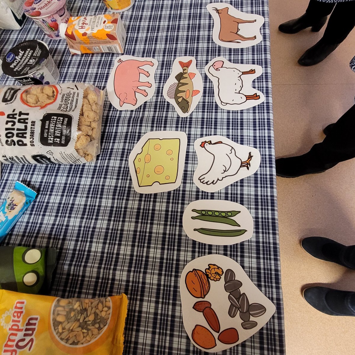 TuijaBiskop's tweet photo. Tänään Vuorikodilla Ikäihmisten neuvontaa: proteiininäyttely, Proteiinin lähteet oikeaan järjestykseen testi, muistojen tuoksut- tunnistatko? Ja Ruokailoa ikävuosiin -luento. Maistiaisia tarjosivat #ristinummenmartat kaupungin tuella. #Steatekoja
#Seniorineväät https://t.co/QVY8fLv36l