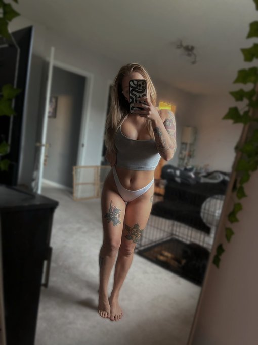 Happy Friday !! 🥂 https://t.co/pWN0ra950Z