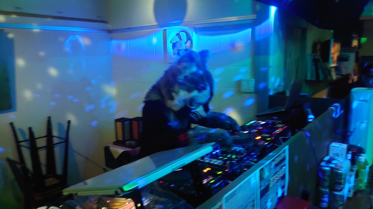 momomuken's tweet photo. ラストはDJ ROH-ROH!
DnBでキメてくれてます🦝
#MigratoryAnimals
#FursuitFriday https://t.co/RwBDRNPQ6W