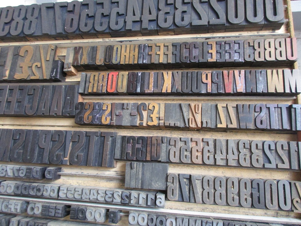 Our working printing press @winterbournehg has an impressive collection of type, ranging from tiny lead type to these massive wooden blocks #WinterbournePress #Museum30 #Bold @lee_hale17 @TypeTweets @smallprintco @PrintHistory