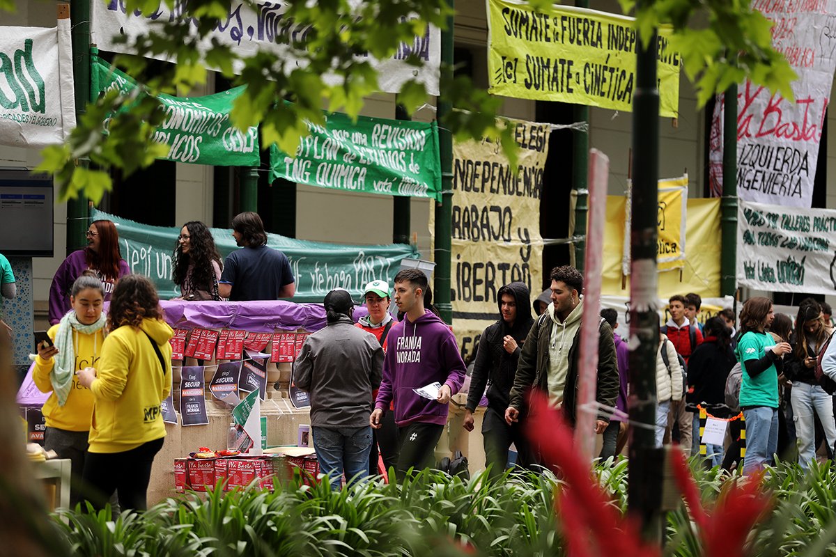 unlp's tweet photo. Finalizan hoy las #EleccionesUNLP. Como siempre, desde las 18 hs vas a tener los resultados del escrutinio minuto a minuto en https://t.co/jfjs5oRc0L y en nuestras redes sociales #UNLP. También podés seguir las estudiantiles por @radioulaplata y @UNLPTV https://t.co/u1yMsHTUEb