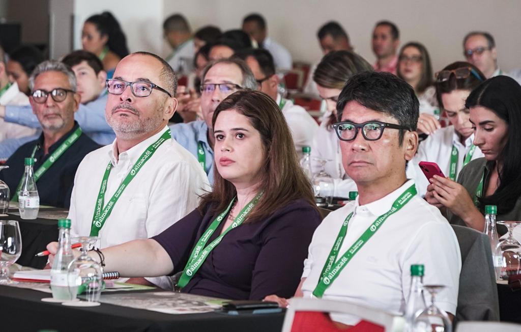 ¡Casa llena! Más de 350 empresarios hacen parte de la edición 87 de la #cumbrecafetera - <a href="/asoexport/">Asoexport Colombia</a>.
Conferencistas del sector público y privado se dan cita en Cartagena para hablar sobre el panorama mundial del sector y las perspectivas del crecimiento de la industria cafetera.