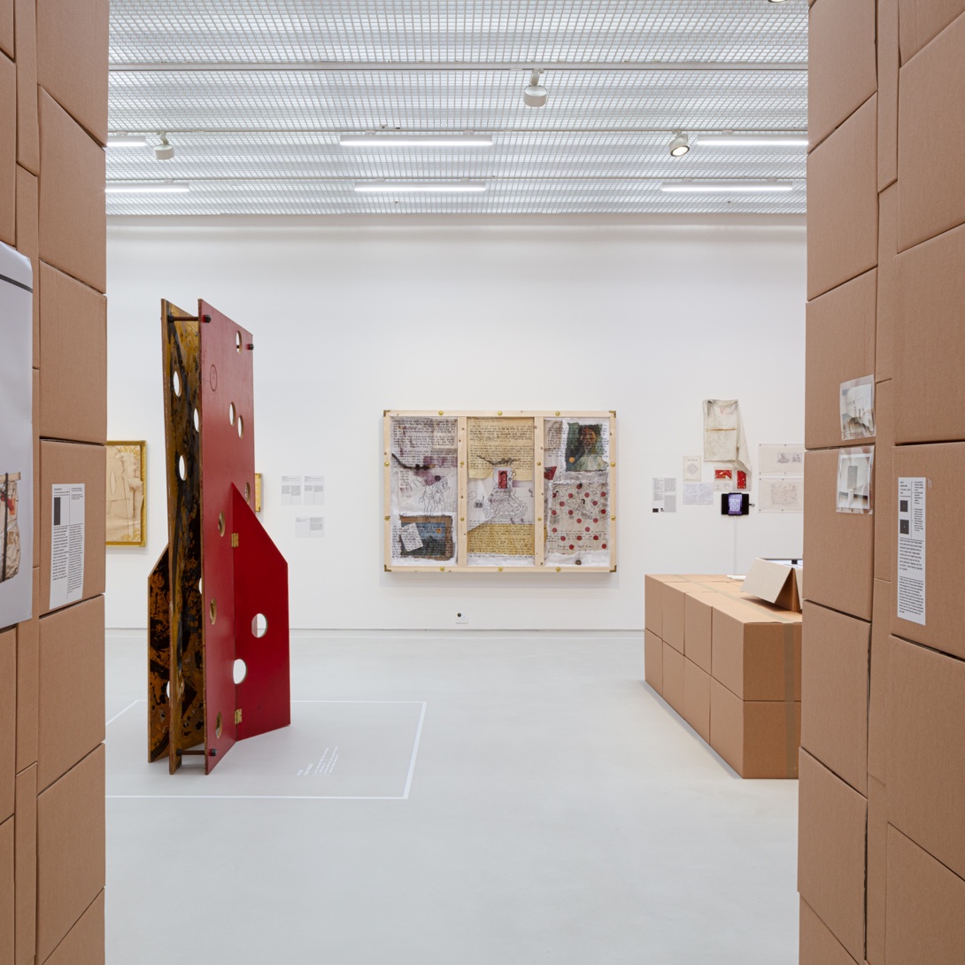 #미술아카이브 #라스트제너레이션에게_김용익
〈삼면화〉는 약 50년간 이어진 김용익의 작업 세계를 하나의 나무 상자 안에 넣어 집대성한 작품으로 유럽의 종교화 양식인 ‘삼면화’에서 착안해 세 개의 화면으로 구성된 작품입니다. 자신만의 상자를 만든다면 여러분은 어떤 것 들을 담고 싶으신가요?