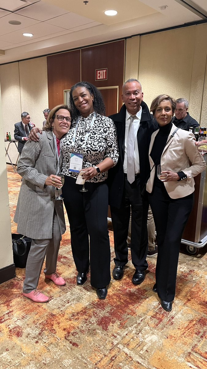 What do 3 nephrology chiefs and a renal pathologist have in common, besides ❤️ the kidney?! We were all faculty at <a href="/EmoryNephrology/">Emory Nephrology</a>! 

Thx to <a href="/MichelleJTx/">Michelle A, Josephson</a> for organizing the CHI-citywide renal reception at #KidneyWk