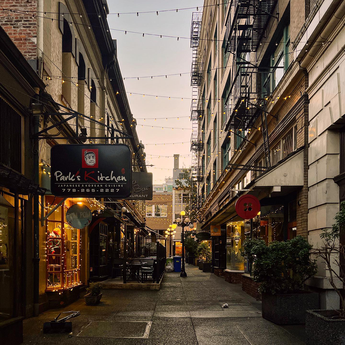 #RT @victoriavisitor: Shorter days make for warm, cozy evenings in the shops and cafés of downtown Victoria 🌃💡

📍: Trounce Alley
📸: @madufault

#trouncealley #downtownvictoria #victoriabc #streetlights #cafe