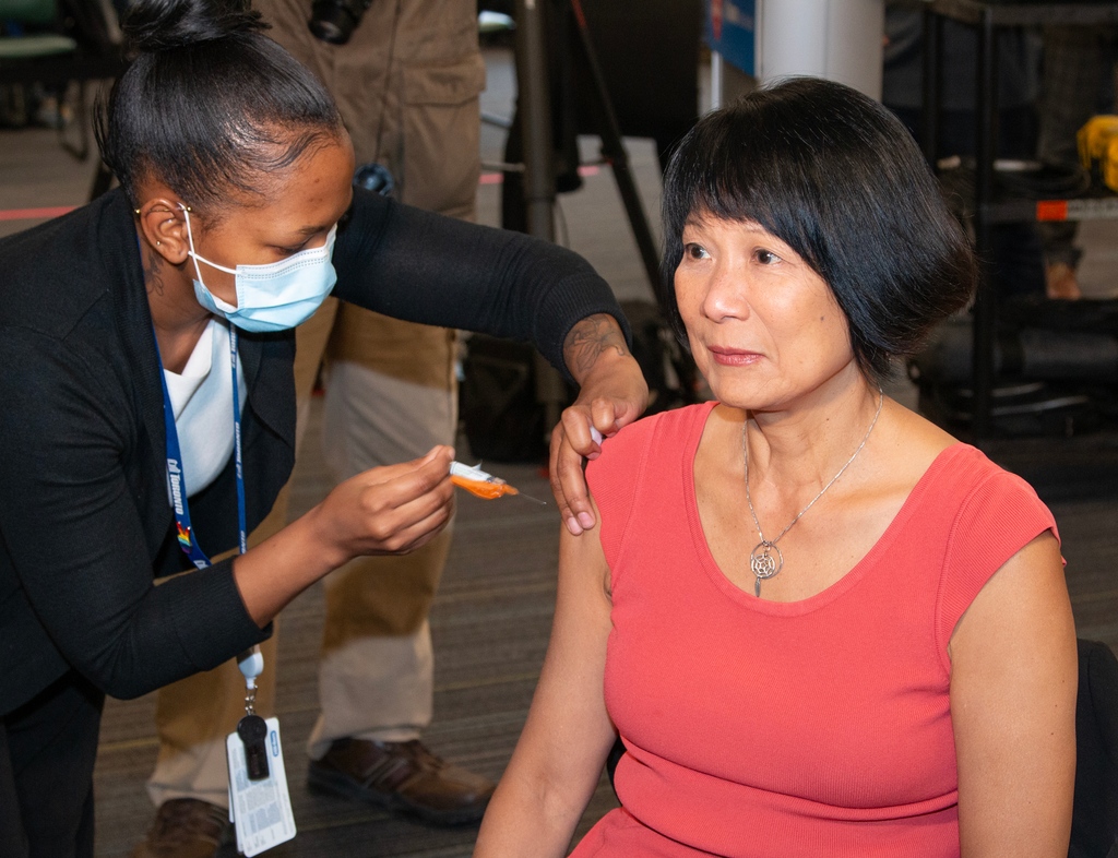 MayorOliviaChow's tweet photo. I got my COVID-19 and flu shots. Quick and easy.
Book now: https://t.co/dxBVsBmfEh
Only one appointment is needed to get both. Let’s make Toronto a healthier city for all, and fight COVID-19 and flu. https://t.co/cHurv5iQ6b