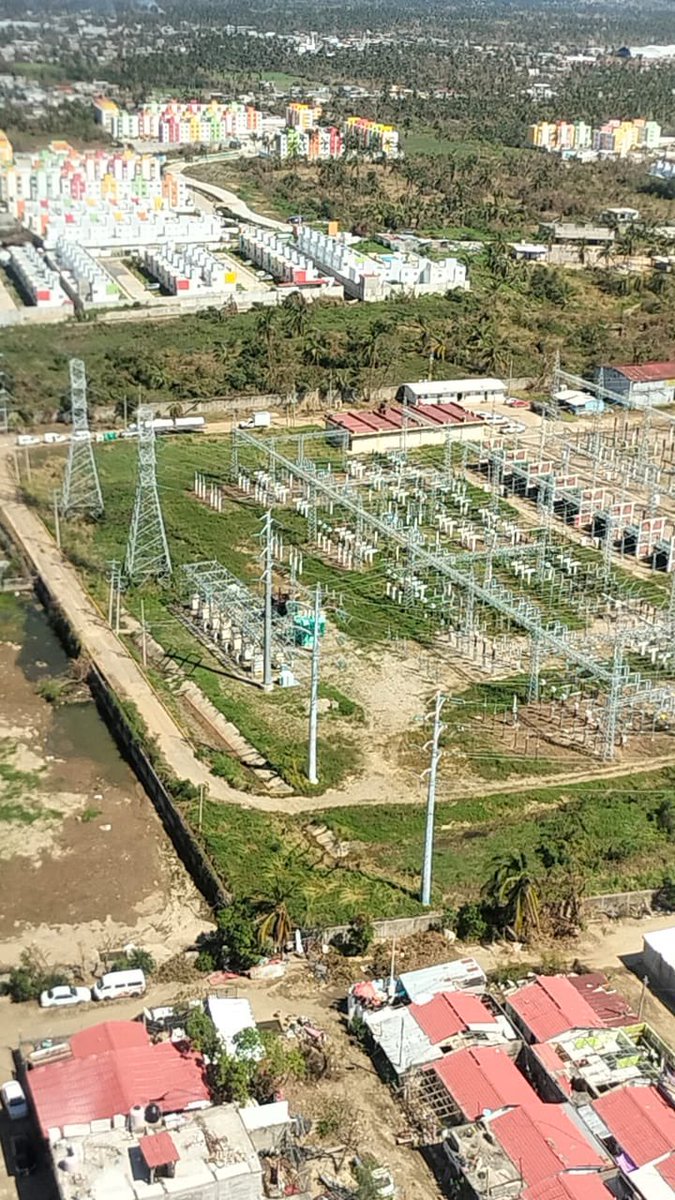 ManuelBartlett's tweet image. #JuntosPorGuerrero | Levantamiento de postes troncocónicos de fibra de vidrio para conectar postes de cableado de la subestación eléctrica ´Amates´ para suministrar de electricidad a la comunidad de ´Tres Palos´.