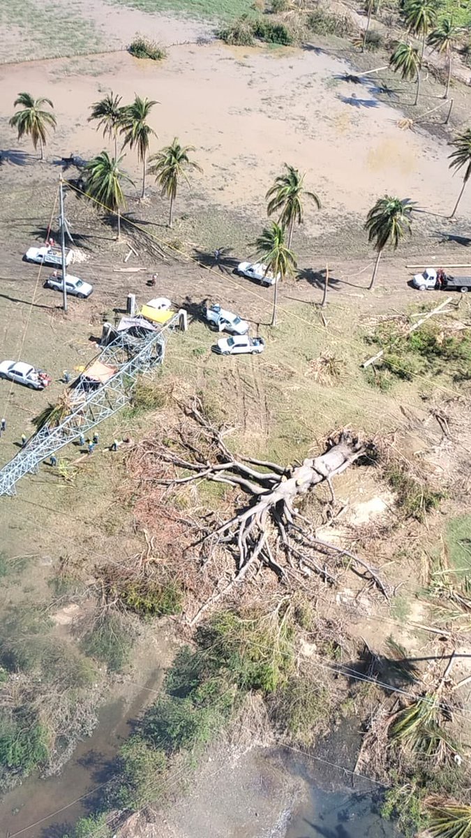 ManuelBartlett's tweet image. #JuntosPorGuerrero | Levantamiento de postes troncocónicos de fibra de vidrio para conectar postes de cableado de la subestación eléctrica ´Amates´ para suministrar de electricidad a la comunidad de ´Tres Palos´.