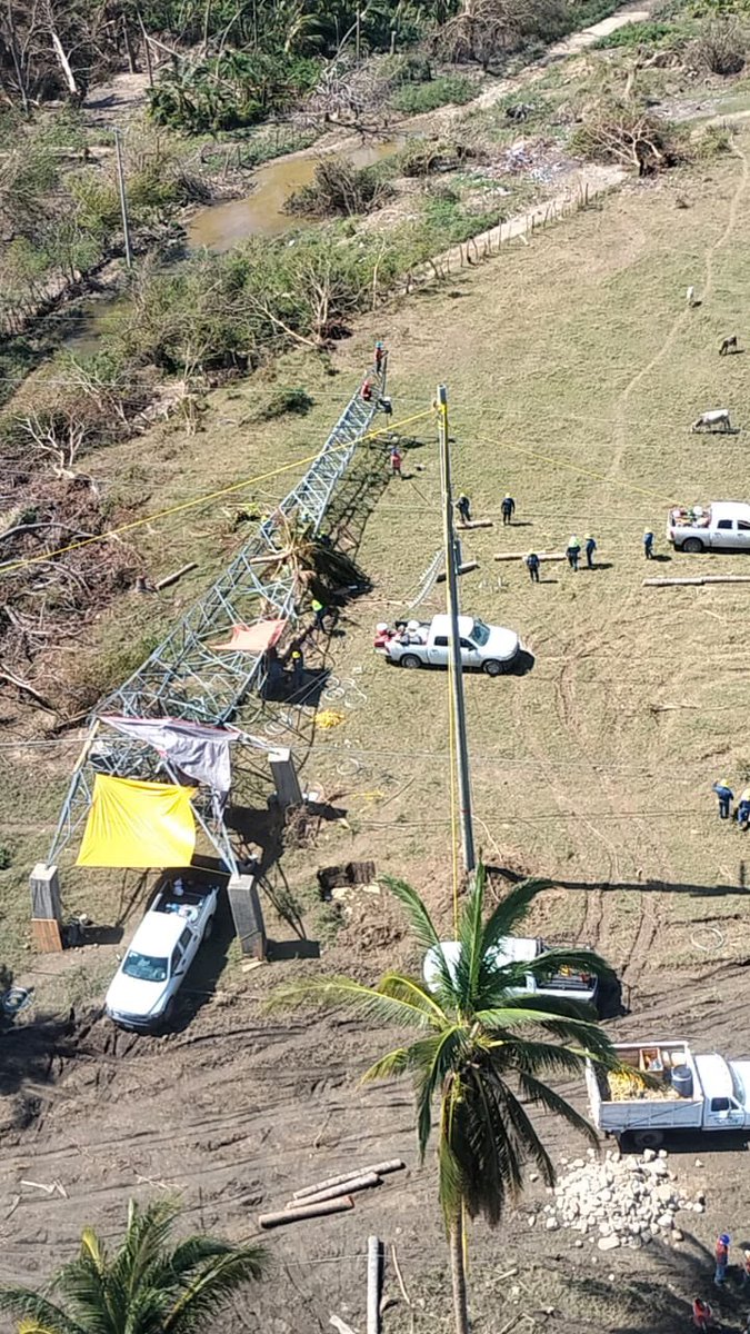 ManuelBartlett's tweet image. #JuntosPorGuerrero | Levantamiento de postes troncocónicos de fibra de vidrio para conectar postes de cableado de la subestación eléctrica ´Amates´ para suministrar de electricidad a la comunidad de ´Tres Palos´.