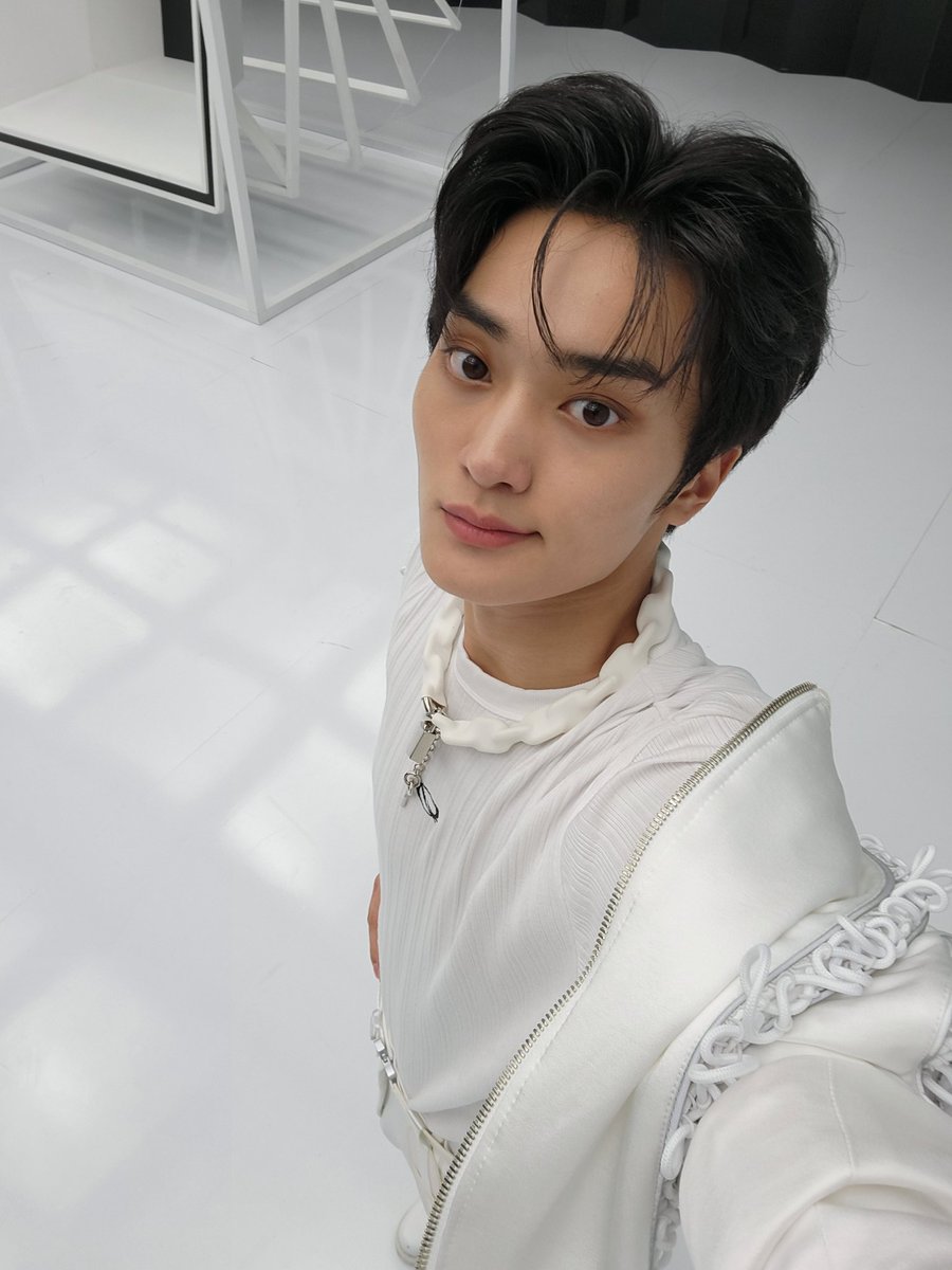 CRAVITY_twt's tweet photo. What's the best phone these days?🤭
#태영 #TAEYOUNG #CRAVITY https://t.co/rIxCoBP9sM