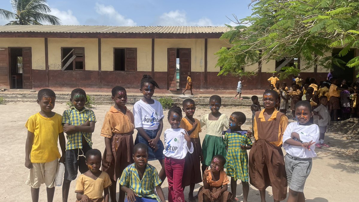 350GROC's tweet photo. Students of Srafa D/A are hungry for #ClimateJustice!!
Let’s #PowerUp Ekumfi together💪🏾💪🏾
#RE4Communities https://t.co/qMsNIJdQ63