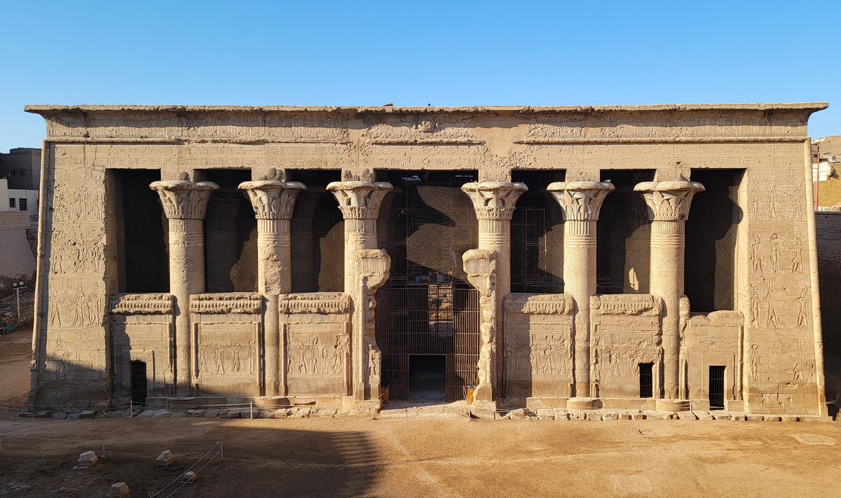 MrBasabose's tweet image. Pic 1 &amp;amp; 2: Temple of Horus in Edfu, Egypt.

Pic 3 &amp;amp; 4: Temple Works, a Victorian Factory in Leeds, UK. &quot;Designed&quot; by engineer James Coombe; painter David Roberts; &amp;amp; architect Joseph Bonomi in the Egyptian Revival style.
#Afritecture #AfricanArchitecture #EgyptianArchitecture