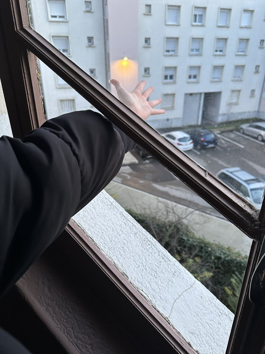 nsm_jo's tweet photo. les photos que j’envoie à mon agence c’est ridicule mais j’ai l’impression ils comprennent pas quand je les appelle 🥲 https://t.co/LOb9g5x7bt