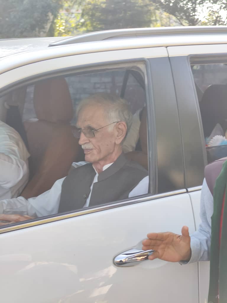 official_ptip's tweet photo. چیٸر مین پاکستان تحریکِ انصاف پالیمنٹیرین پرویز خٹک اور واٸس چیٸر مین محمود خان کا بونیر پہنچنے پر شاندار استقبال اور قافلے کی صورت میں جلسہ گاہ کے لیۓ روانہ۔۔
#ptipbuner #ptipgovernment #Ptipofficial #bunerjalsa #Buner #PTIParliamentarians #ptipgovernment #Ptipofficial https://t.co/k4qjPmNue1