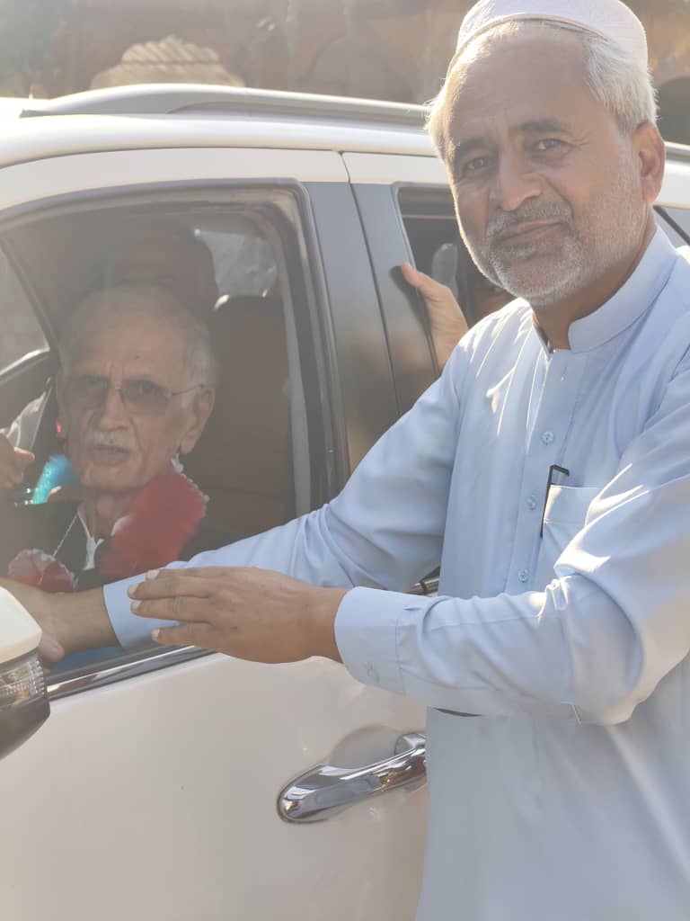 official_ptip's tweet photo. چیٸر مین پاکستان تحریکِ انصاف پالیمنٹیرین پرویز خٹک اور واٸس چیٸر مین محمود خان کا بونیر پہنچنے پر شاندار استقبال اور قافلے کی صورت میں جلسہ گاہ کے لیۓ روانہ۔۔
#ptipbuner #ptipgovernment #Ptipofficial #bunerjalsa #Buner #PTIParliamentarians #ptipgovernment #Ptipofficial https://t.co/k4qjPmNue1