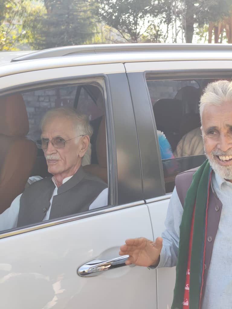 official_ptip's tweet photo. چیٸر مین پاکستان تحریکِ انصاف پالیمنٹیرین پرویز خٹک اور واٸس چیٸر مین محمود خان کا بونیر پہنچنے پر شاندار استقبال اور قافلے کی صورت میں جلسہ گاہ کے لیۓ روانہ۔۔
#ptipbuner #ptipgovernment #Ptipofficial #bunerjalsa #Buner #PTIParliamentarians #ptipgovernment #Ptipofficial https://t.co/k4qjPmNue1