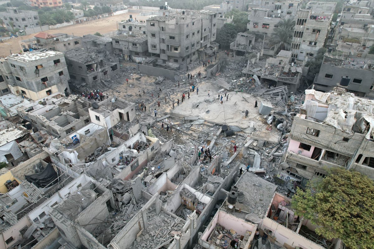 IdoiaVR's tweet photo. ‼️ Israel ha lanzado más de 18 toneladas de bombas sobre hospitales, colegios, centros de refugiados e instalaciones de la ONU en Gaza mientras legitima la violencia de grupos colonos en Cisjordania.

¿Cuánto más puede durar la inacción de la UE ante este genocidio planificado? https://t.co/78YPwPs1o1