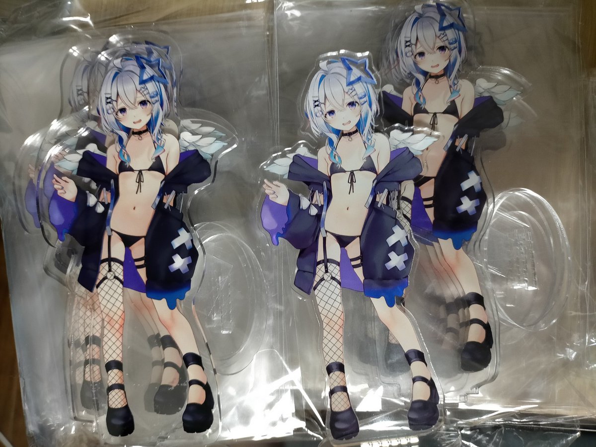 陰影と色味が濃い方がこれから通販で出すやつです。
カメラ撮る技術ないのと、安く買えたカメラの性能が終わってて上手くとれてないけど、伝わるかな 