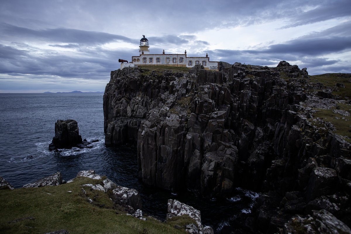 There's sometimes a 'rocky' reception to my quite frankly hilarious puns, I can't 'sea' why 😀 Have a great weekend! #scotland #neistpoint #isleofskye #photography #neistpointlighouse #landscapephotography #landscapephotographer #lighthouse