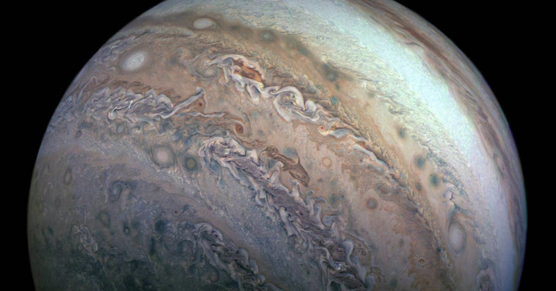 Stelvision's tweet photo. Aujourd'hui, #Jupiter est à l'opposition ! La plus grosse planète du Système solaire est dans sa meilleure configuration pour être observée🔭. Profitez-en maintenant et durant les prochaines semaines ! En plus, elle étincelle 🌟 dans le ciel et se repère facilement à l'œil nu 👁️.