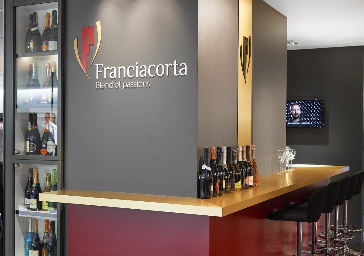 【阪急メンズ東京3階・フランチャコルタ バー　11月の飲み比べ♫】早くも11月。一年もあっという間ですね。今月の飲み比べセットは、スタッフおすすめの3杯で、価格は3850円（税込）。葡萄本来の味を生かしたつくりが特徴のフランチャコルタですが、それぞれの味わいや香りの違いをお愉しみ下さい！