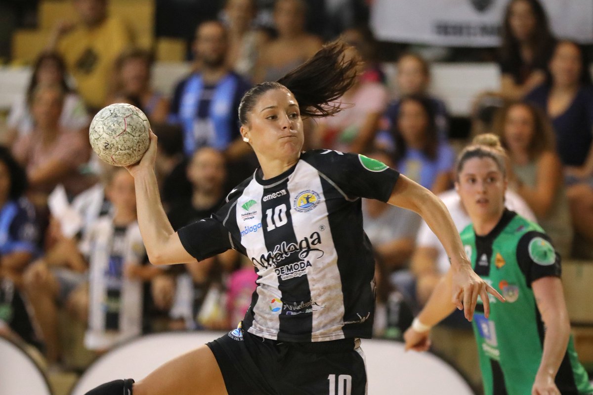 IberdrolaDHF's tweet photo. 😍 2⃣0⃣0⃣ 𝒗𝒆𝒄𝒆𝒔 @solesbm 

💚 El alma de @BMMalagaCosta llega a los 𝐝𝐨𝐬 𝐜𝐞𝐧𝐭𝐞𝐧𝐚𝐫𝐞𝐬 de partidos en la #LigaGuerrerasIberdrola... todos, en el 𝐜𝐥𝐮𝐛 𝐝𝐞 𝐬𝐮 𝐯𝐢𝐝𝐚

😳 ¡En ellos, ha anotado 8⃣6⃣4⃣ 𝐠𝐨𝐥𝐞𝐬! 

🔥 ¡Enorme, #Guerrera!

#SheLovesHandball https://t.co/pHm3HZ9Hka