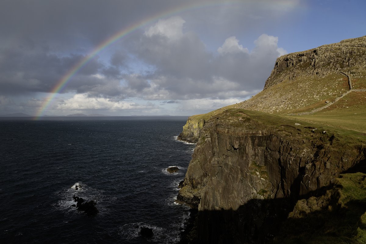 There's sometimes a 'rocky' reception to my quite frankly hilarious puns, I can't 'sea' why 😀 Have a great weekend! #scotland #neistpoint #isleofskye #photography #neistpointlighouse #landscapephotography #landscapephotographer #lighthouse