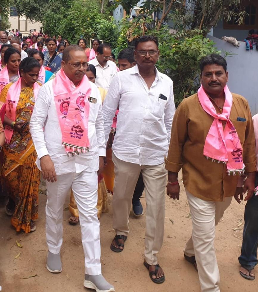 dvg4569's tweet photo. శేరిలింగంపల్లి బీఆర్ఎస్ పార్టీ అభ్యర్థి శ్రీ ఆరేకపూడి గాంధీ గారిని వచ్చే అసెంబ్లీ ఎన్నికలలో భారీ మెజారిటీతో గెలిపించుకోవడానికి 124 డివిజన్ తరపునుండి కార్పొరేటర్ శ్రీ దొడ్ల వెంకటేష్ గౌడ్ గారు పాదయాత్ర చేస్తూ ఇంటింటికి వెళ్లి ప్రచార కార్యక్రమం నిర్వహించడం జరిగింది. https://t.co/q3BFuGjFhF