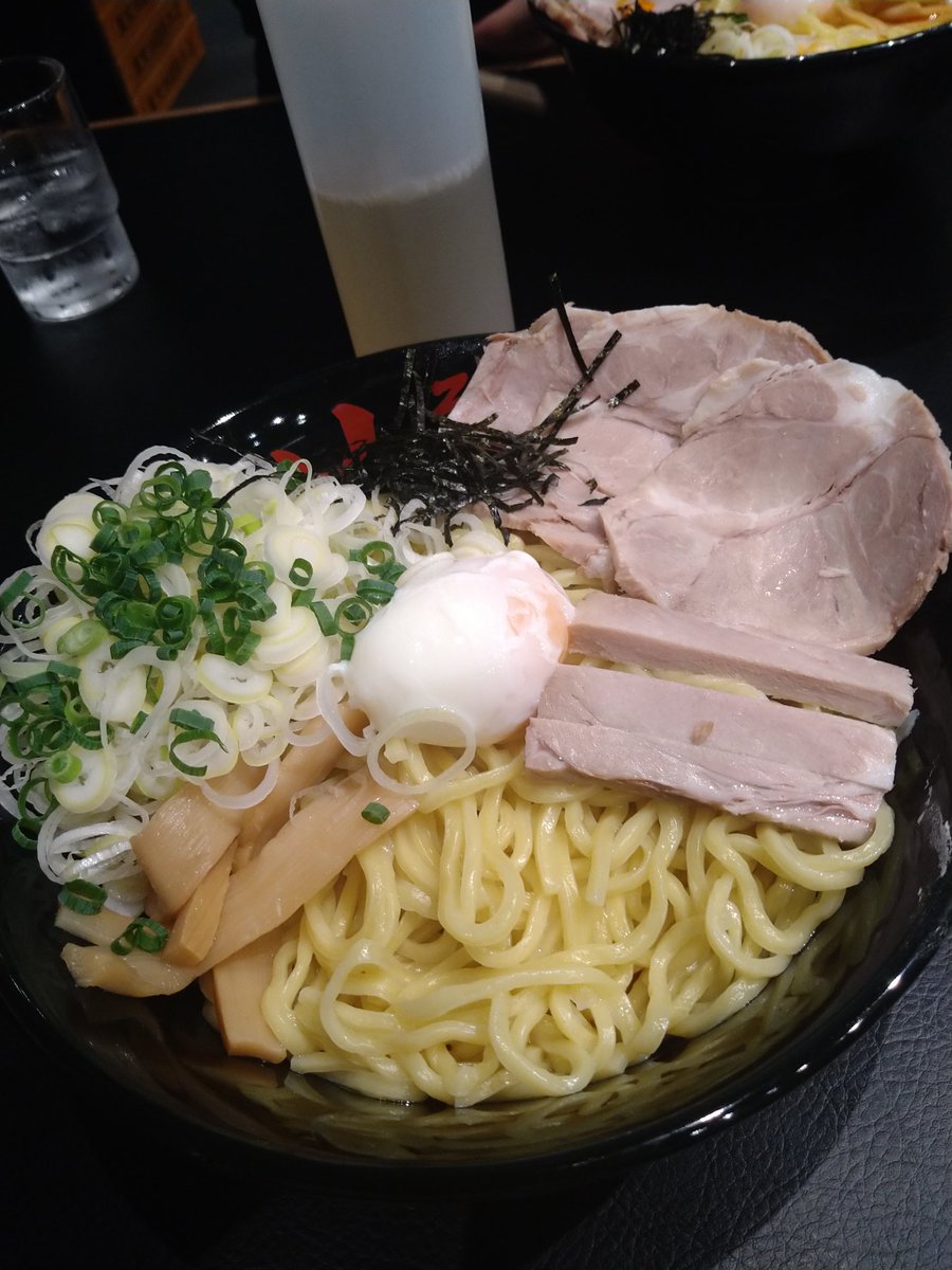Youmu1203's tweet photo. 会社の人とご飯食べてきました
初めて油そば食べたけどめちゃくちゃ美味しかった～ https://t.co/5X123aZ6kD