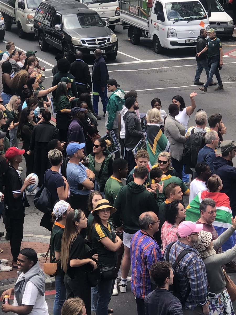 pjchudson's tweet photo. The city is awash with green and gold and the atmosphere is ELECTRIC!!! Tune is for our Bok victory broadcast at 1pm #BokMagic @CapeTalk https://t.co/xtrG8GhRit
