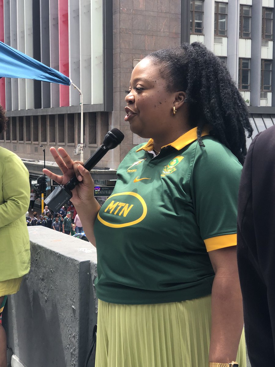 pjchudson's tweet photo. The city is awash with green and gold and the atmosphere is ELECTRIC!!! Tune is for our Bok victory broadcast at 1pm #BokMagic @CapeTalk https://t.co/xtrG8GhRit