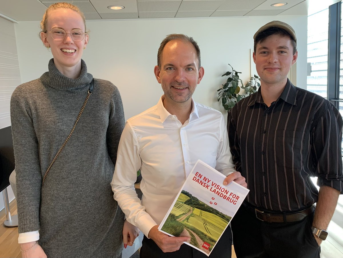 Seba_Schwartz's tweet photo. @DSU_1920’s forslag til en strukturel omstilling af landbruget er afleveret til @JeppeBruus 🌿
Forslag om nye produktionsmetoder, ændret arealanvendelse, en grøn uddannelsesreform, nye ejerskabsstrukturer og en hurtig CO2-afgift finder så småt vej mod regeringskontorene 🔥
#dkpol https://t.co/0811oHgY8B