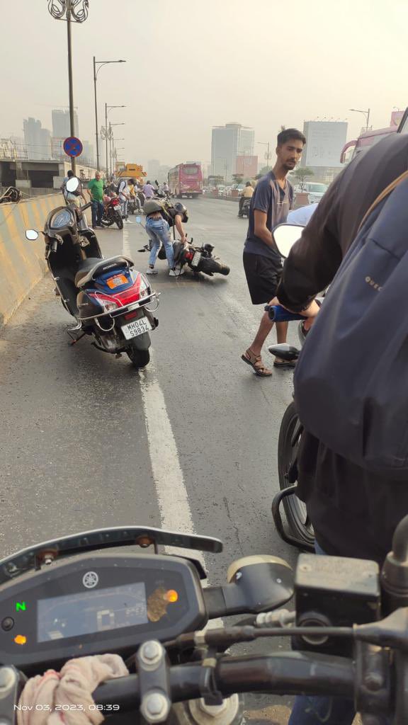 mulund_info's tweet photo. Received on WhatsApp, is this true Thanekars ?

Dear All,

For all those who are travelling from Mulund side to Thane, please avoid Cadbury flyover, there is heavy oil spill.
@RoadsOfMumbai @QueenofThane https://t.co/X87VpgqUAg