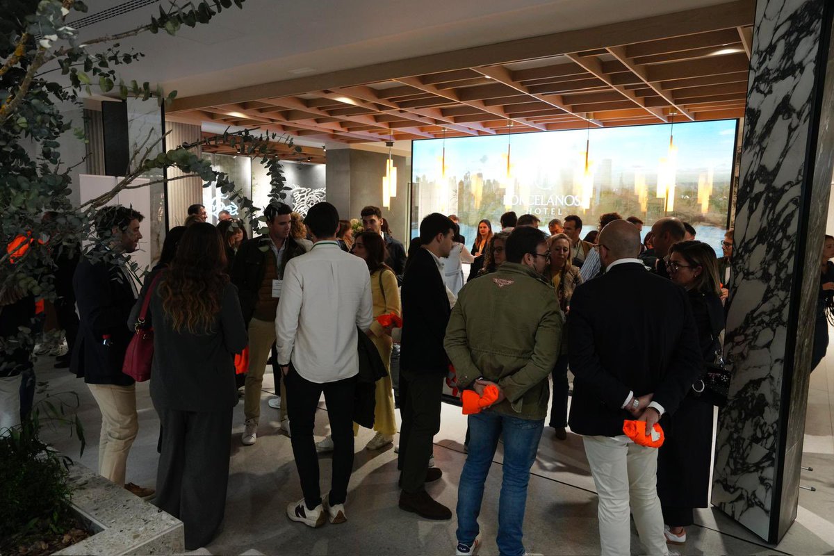 AVEmpresarios's tweet photo. ¡Llegó el momento! 🤗 Ya están aquí los participantes de los fórums de Empresa Familiar de toda España para dar comienzo la cuarta edición de #ConectandoForums23
¡Comenzamos con la visita a @Porcelanosa_es!
#serdelfórum https://t.co/mz6quEsf7U