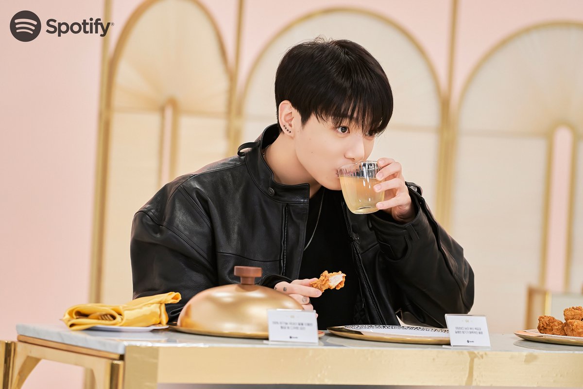 SpotifyKpop's tweet photo. don’t forget to check out Jung Kook’s album ‘GOLDEN’ on Spotify! @bts_bighit https://t.co/nsAcraJY4F https://t.co/XOfYdGtWc4