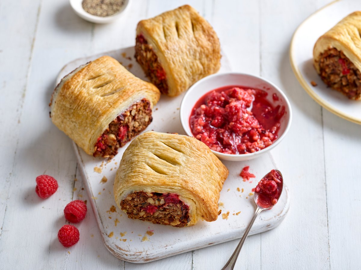 The perfect recipe to enjoy around the fire with friends, these delicious vegan sausage rolls include raspberries, which add a lovely tang to the nut and bean filling.… delicious! 

🔗 in bio for the recipe

#AVABerries #TasteTheBerryBest #BonfireNight #Recipe #Vegan