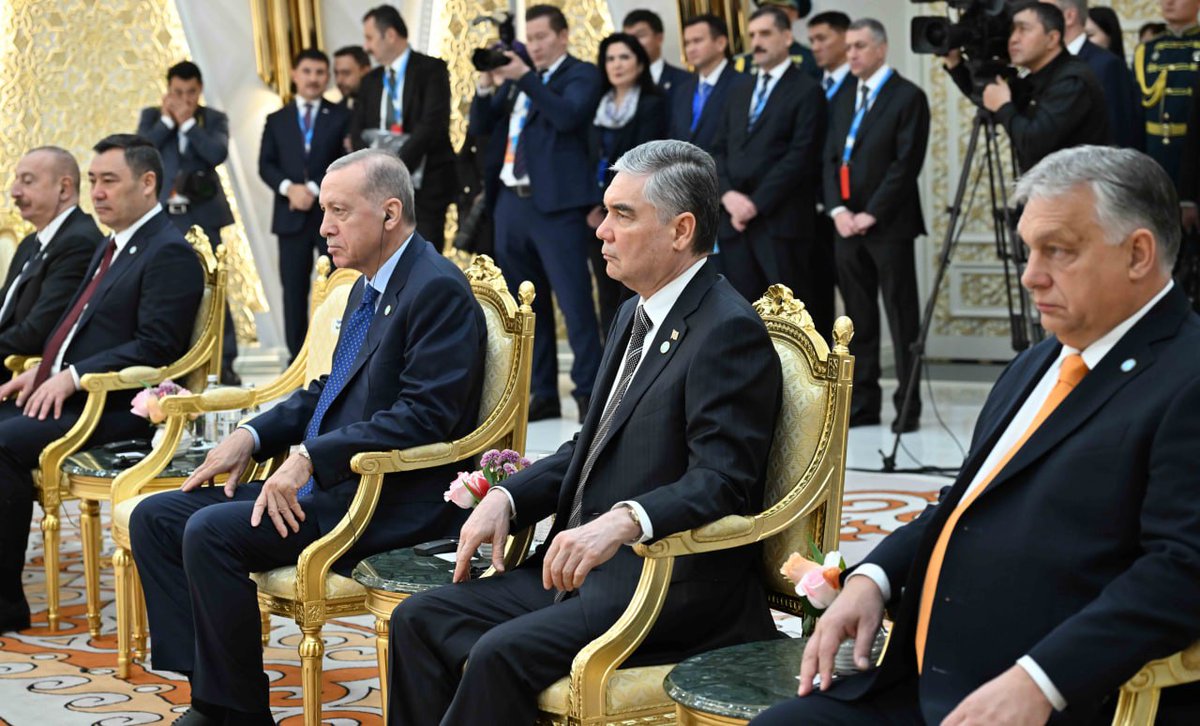 🏆 Bilge liderliğinde Türk birliğinin güçlendirilmesine yaptığı değerli katkılardan dolayı, Özbekistan Cumhurbaşkanı Sayın Şevket Mirziyoyev'e, Kazakistan Cumhurbaşkanı Sayın @TokayevKZ'in teklifi üzerine, Astana'da düzenlenen TDT 10. Zirvesi sırasında @Turkic_States Devlet…